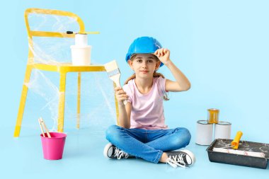 Renkli arkaplanda fırçası olan küçük bir ressam