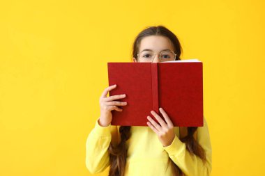 Renk geçmişi hakkında kitabı olan şirin bir kız.