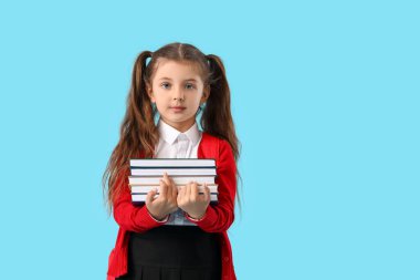 Renklerle ilgili kitapları olan şirin bir kız.