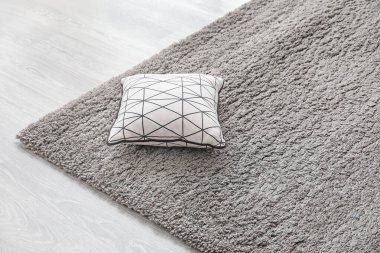 Odada yumuşak halıdaki yastık, yakın plan.