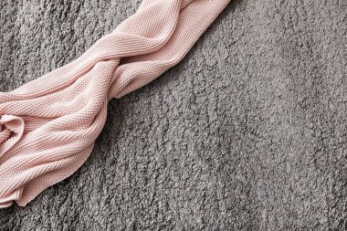 Arka plan olarak yumuşak halıya örülmüş ekose kumaş