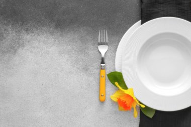 Siyah ve beyaz arka planda narsist çiçekleri olan güzel bir masa.