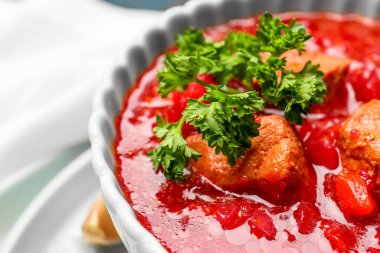 Hafif arkaplanlı lezzetli borş çorbası, yakın plan.