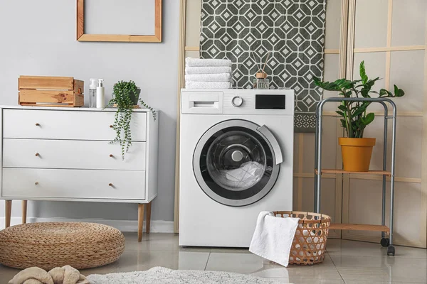 Interior Del Cuarto Baño Con Lavadora Moderna — Foto de Stock