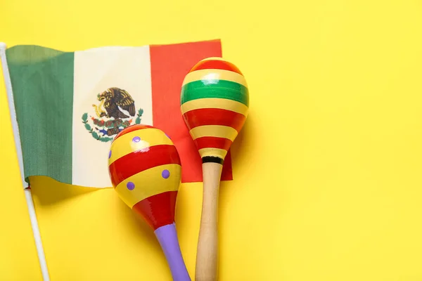 Renkli Arka Planda Meksika Bayrağı Marakas — Stok fotoğraf