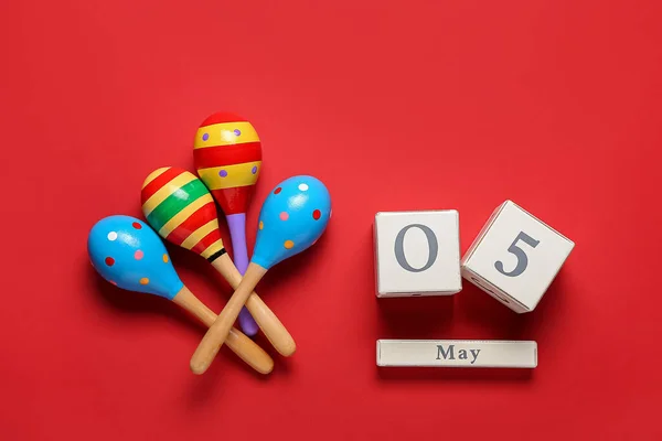 Meksykańskie Marakasy Kalendarz Datą Maja Cinco Mayo Tle Koloru — Zdjęcie stockowe