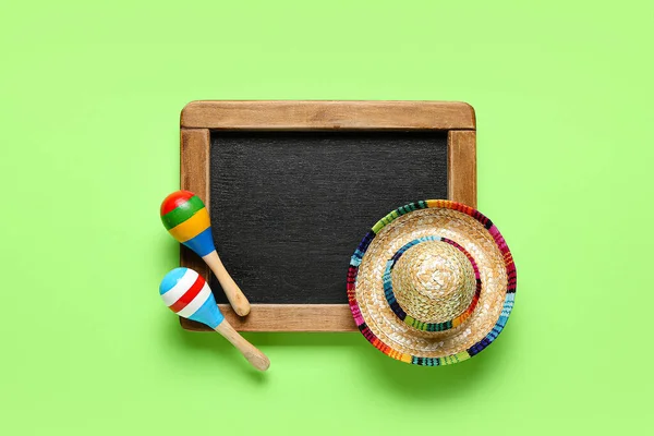 Μεξικάνικα Maracas Chalkboard Και Sombrero Έγχρωμο Φόντο — Φωτογραφία Αρχείου