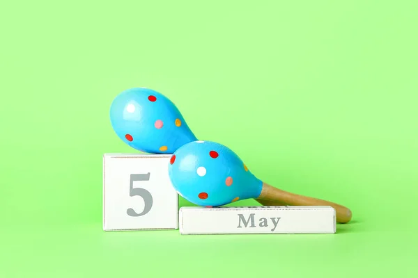 Meksykańskie Marakasy Kalendarz Datą Maja Cinco Mayo Tle Koloru — Zdjęcie stockowe