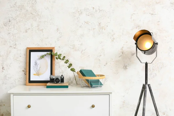 Moderne Ladekast Met Decor Lamp Buurt Van Lichtmuur — Stockfoto