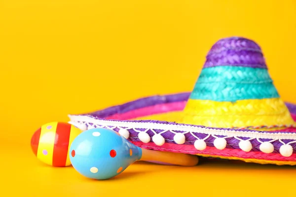 Mexikanska Maracas Och Sombrero Färg Bakgrund — Stockfoto