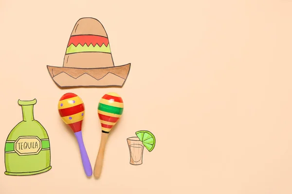 Mexikanska Maracas Papper Sombrero Och Tequila Färg Bakgrund — Stockfoto