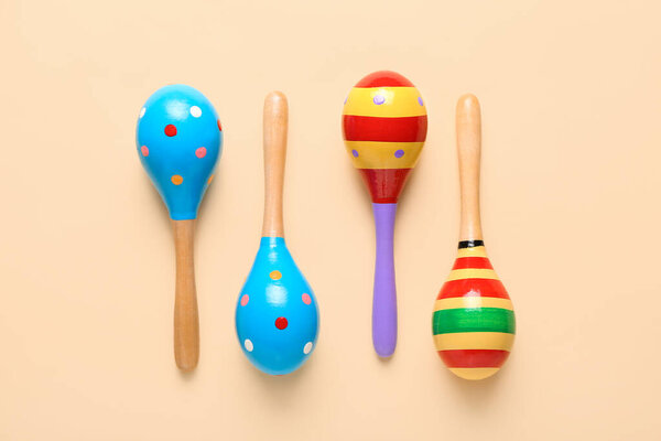 Мексиканские маракасы на цветном фоне