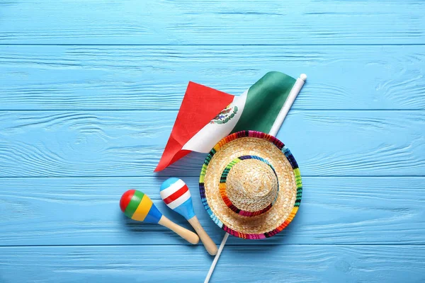 Bandeira Mexicana Maracas Sombrero Sobre Fundo Madeira Cor — Fotografia de Stock