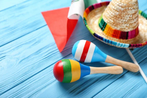 Bandeira Mexicana Maracas Sombrero Sobre Fundo Madeira Cor — Fotografia de Stock