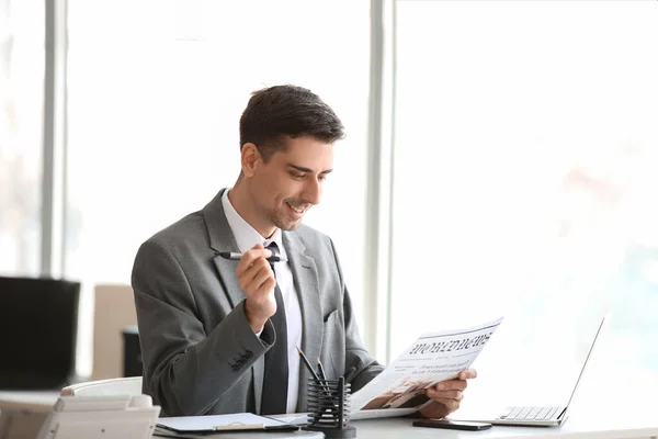 Young Businessman Reading Newspaper Office — Stock Photo, Image