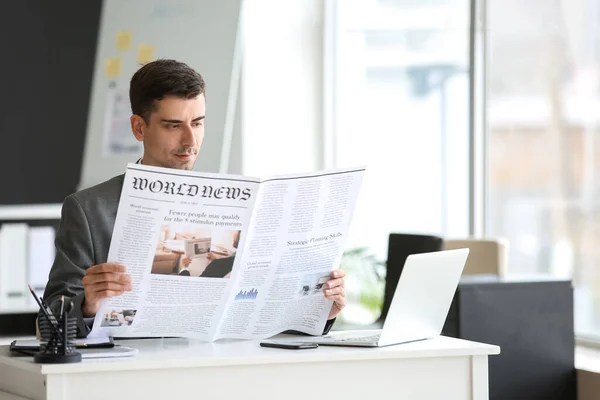 Young Businessman Reading Newspaper Office — Stock Photo, Image