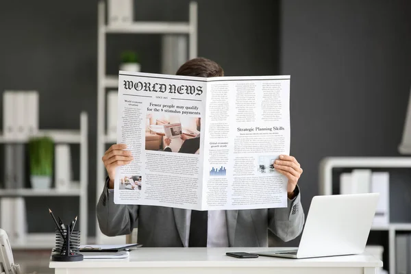 Young Businessman Reading Newspaper Office — Stock Photo, Image