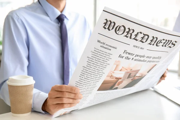 Jovem Empresário Lendo Jornal Escritório Close — Fotografia de Stock