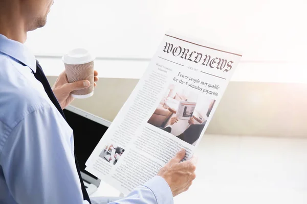 Fiatal Üzletember Egy Csésze Kávéval Újságot Olvas Irodában — Stock Fotó