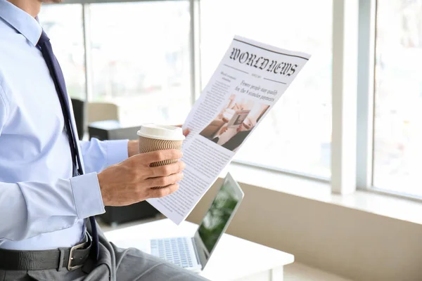 Joven Hombre Negocios Con Taza Café Periódico Lectura Oficina — Foto de Stock