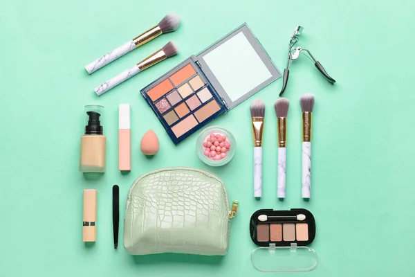 Stilvolle Tasche Und Dekorative Kosmetik Auf Farbigem Hintergrund — Stockfoto