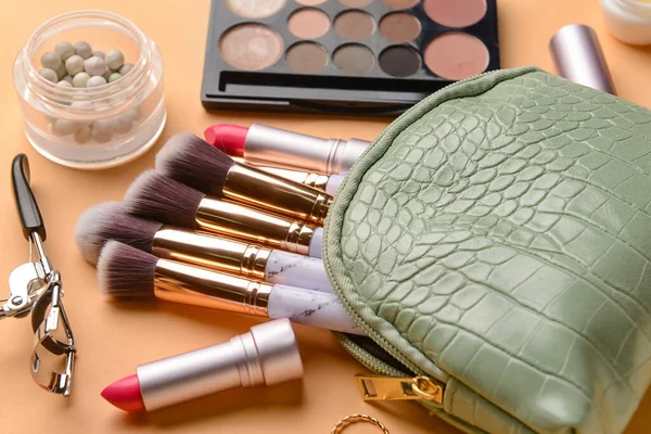Stilvolle Tasche Und Dekorative Kosmetik Auf Farbigem Hintergrund Nahaufnahme — Stockfoto