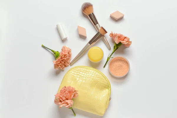 Stilvolle Tasche Dekorative Kosmetik Und Blumen Auf Weißem Hintergrund — Stockfoto