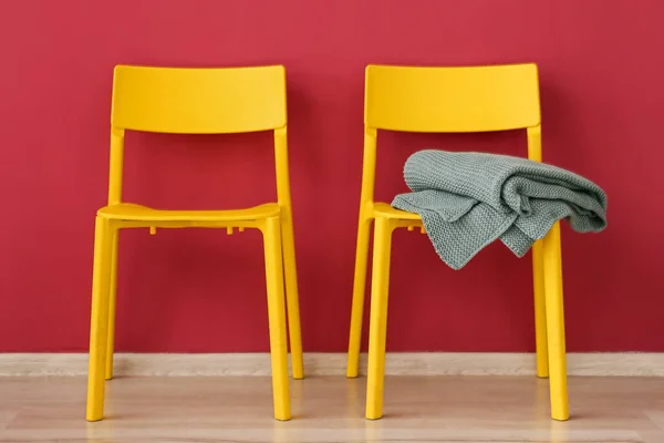 Židle Pletenými Pery Barevné Stěny — Stock fotografie