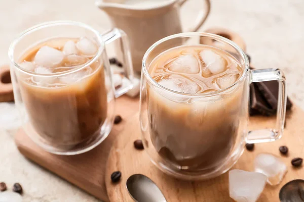 Houten Plank Met Glazen Kopjes Lekkere Ijskoffie Tafel — Stockfoto