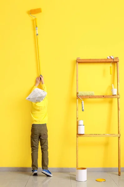 Liten Pojke Målning Vägg Rummet — Stockfoto