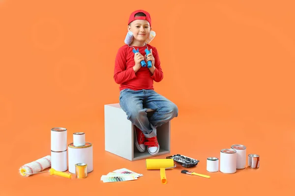 Liten Pojke Med Färg Rullar Färg Bakgrund — Stockfoto