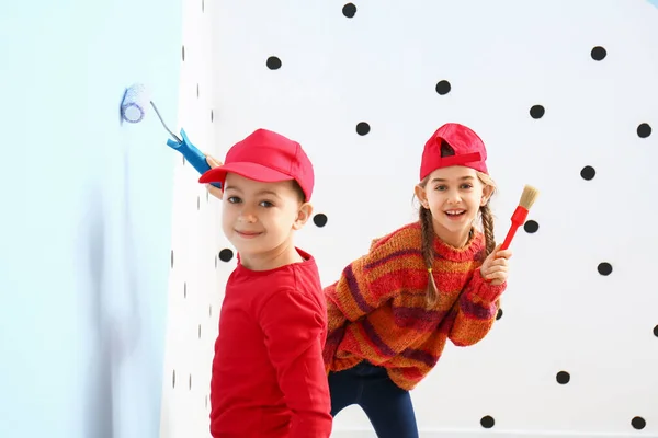 Niños Pintando Pared Habitación —  Fotos de Stock
