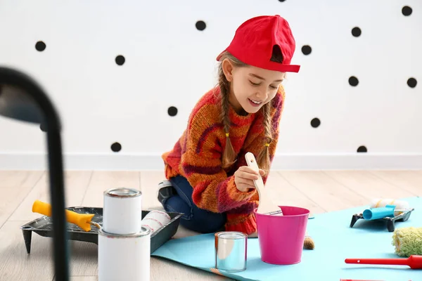 Mała Dziewczynka Maluje Domu — Zdjęcie stockowe