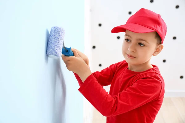 Kleiner Junge Bemalt Wand Zimmer — Stockfoto
