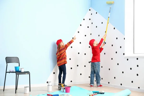 Pequeños Niños Pintando Pared Casa —  Fotos de Stock