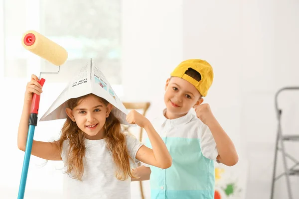 Pequeños Pintores Con Rodillo Casa —  Fotos de Stock