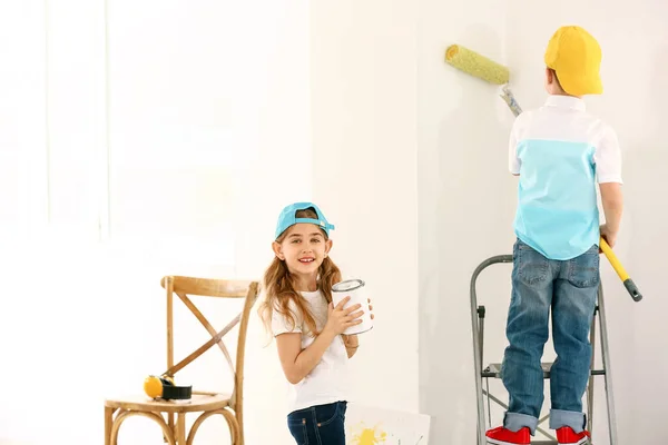 Kleine Kinder Malen Wand Zimmer — Stockfoto