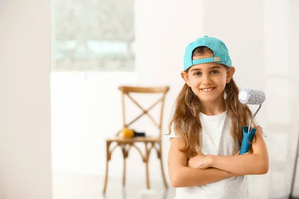 Little Girl Paint Roller Home — Stock Photo, Image