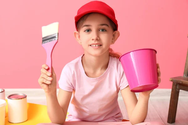 Kleine Schilder Met Penseel Emmer Buurt Van Kleur Muur — Stockfoto