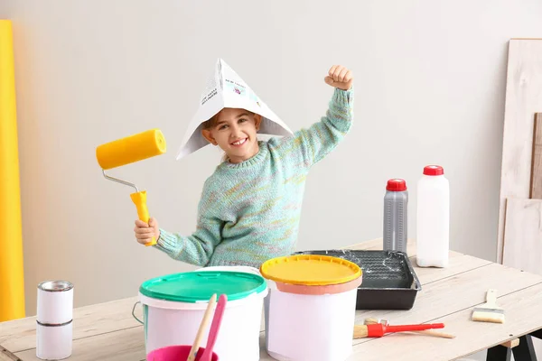 Pequeno Pintor Com Ferramentas Casa — Fotografia de Stock