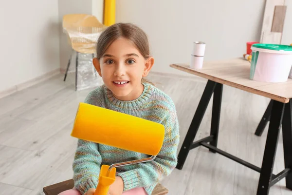 Little Girl Paint Roller Home — Stock Photo, Image