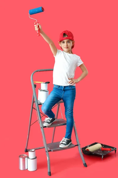 Menina Com Rolo Tinta Fundo Cor — Fotografia de Stock