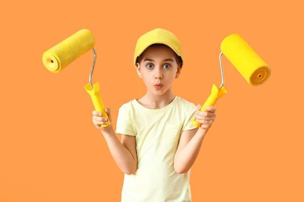 Niña Con Rodillos Pintura Sobre Fondo Color — Foto de Stock