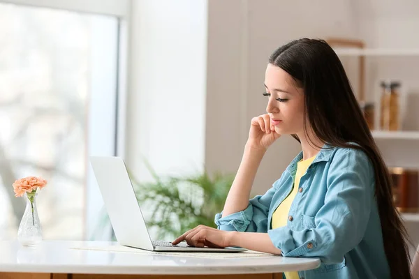 Young Woman Using Laptop Home — Stock Photo, Image