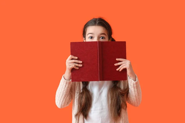 Sorprendida Niña Escuela Con Libro Sobre Fondo Color — Foto de Stock