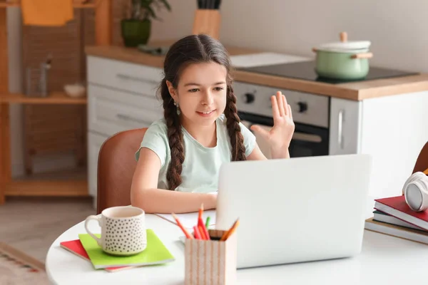 Klein Meisje Studeren Online Thuis — Stockfoto