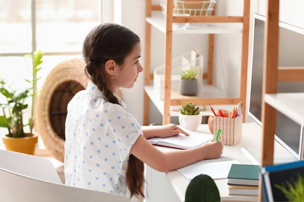 Klein Meisje Studeren Online Thuis — Stockfoto