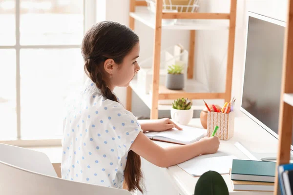 Klein Meisje Studeren Online Thuis — Stockfoto