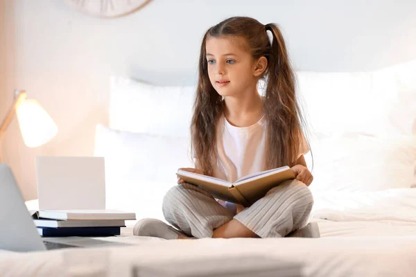 Little Girl Studying Online Home — Stock Photo, Image