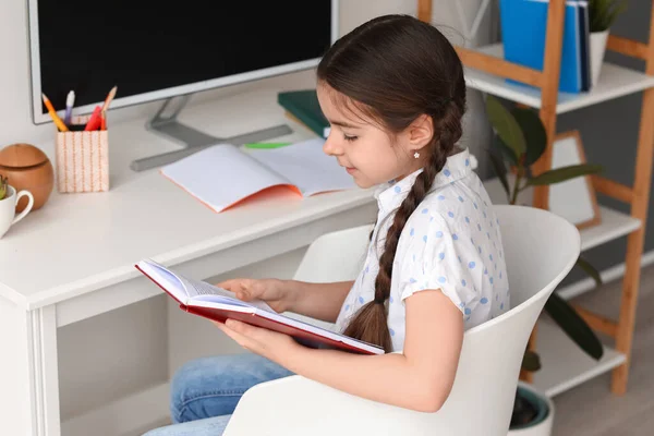 Kleines Mädchen Lernt Hause Online — Stockfoto